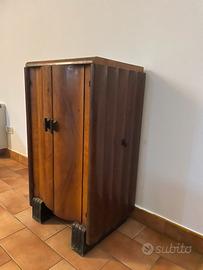 Radio d’epoca con giradischi