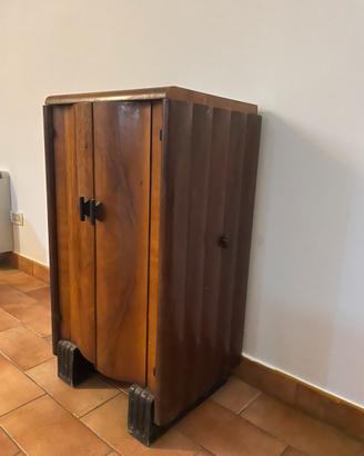 Radio d’epoca con giradischi