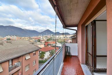 TRILOCALE CENTRO ERBA CON BOX DOPPIO!