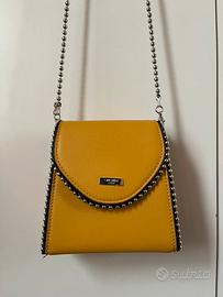 Borsetta giallo senape con catena argentata
