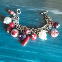 Bracciale  con charms  rossi e bianchi 