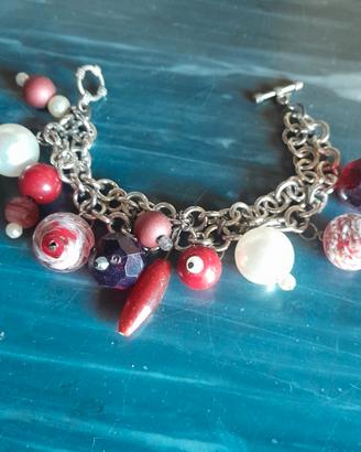 Bracciale  con charms  rossi e bianchi 