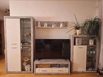 Parete soggiorno / vetrina completa con luci