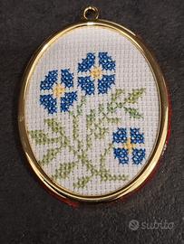 Piccola cornice dorata con ricamo a mano 