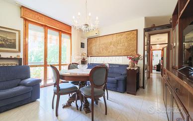 TRILOCALE AL PRIMO PIANO CON DOPPI SERVIZI E GARAG