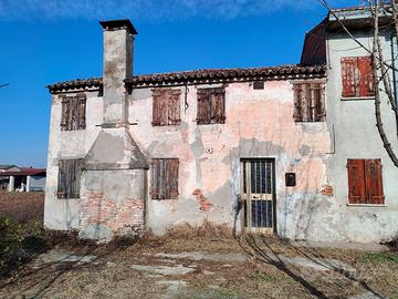 Rustico da ristrutturare con terreno