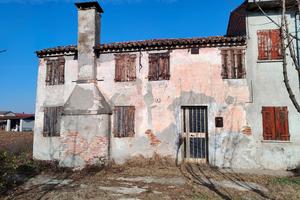 Rustico da ristrutturare con terreno