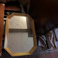 Specchio con cornice dorata