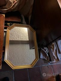 Specchio con cornice dorata