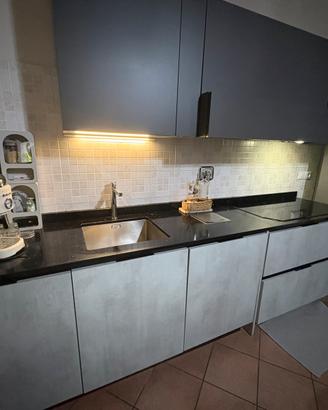 Cucina made in italy con marmo brillantinato