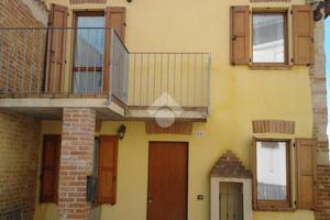 CASA SEMINDIPENDENTE A CAMAGNA MONFERRATO