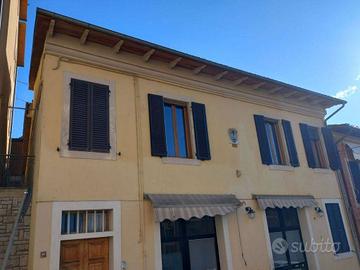 Appartamento di 140 m² con box auto a Sinalunga