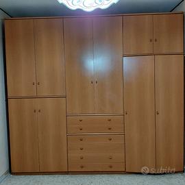 ARMADIO A PARETE + TAVOLO ALLUNGABILE CON 4 SEDIE