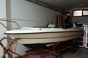 Imbarcazione con motore e carrello. Prezzo regal