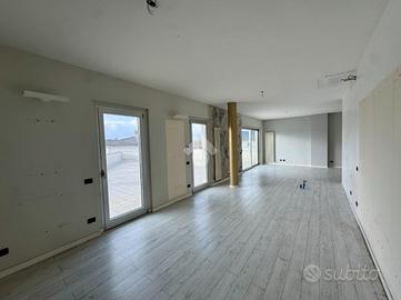 NEGOZIO A CASTELLO DI GODEGO