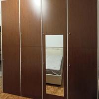 Armadio in legno moderno con specchio