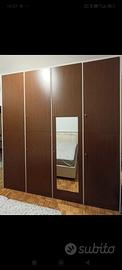 Armadio in legno moderno con specchio