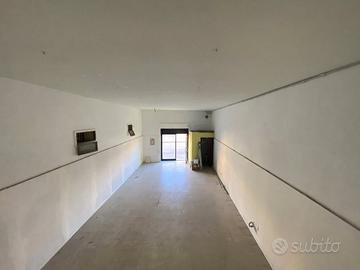 Locale commerciale 100 mq con soppalco