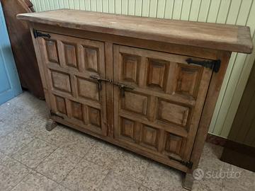 Antica credenza in legno massello