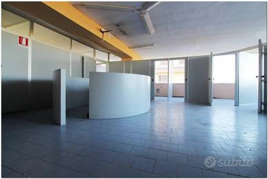 Immobile di 375 m² con 4 locali a Vercelli