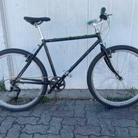 Bicicletta mountain bike nera