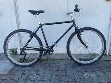 Bicicletta mountain bike nera