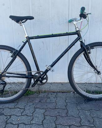 Bicicletta mountain bike nera