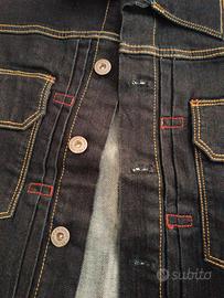 giubbino jeans nero con dettagli rossi