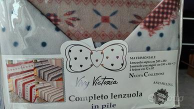 Completo letto matrimoniale in pile grigio e cuori