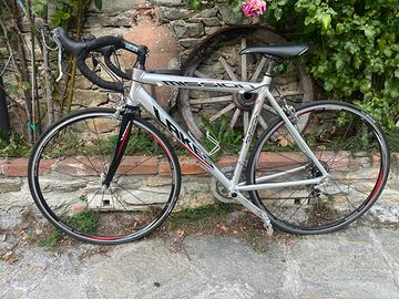 bicicletta da corsa entry-level a marchio Lakes