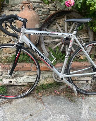 bicicletta da corsa entry-level a marchio Lakes