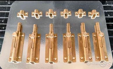 Chiusini in ottone x porte e finestre