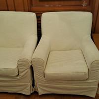 Poltrone a quadretti bianco/beige.