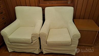Poltrone a quadretti bianco/beige.