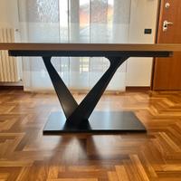 Tavolo in legno con base in ferro