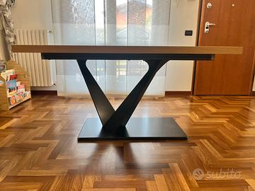 Tavolo in legno con base in ferro