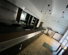 LOCALE BAR ARREDATO in zona di passaggio