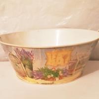 Cesta ovale  in latta con decorazioni e manici