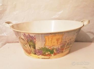 Cesta ovale  in latta con decorazioni e manici