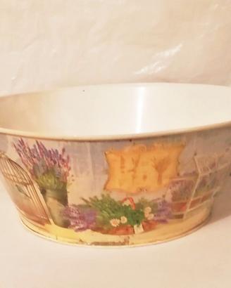 Cesta ovale  in latta con decorazioni e manici