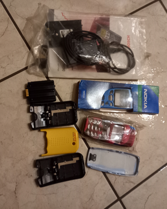 Telefonini cellulari vintage e accessori