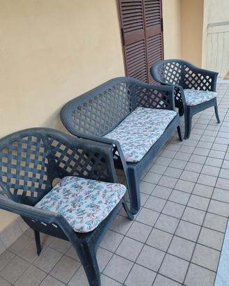 tavolino 2 poltrone e un divanetto in plastica