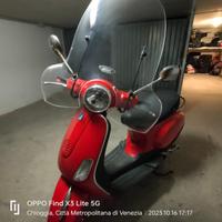 Vespa rossa 50 LX