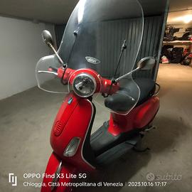 Vespa rossa 50 LX