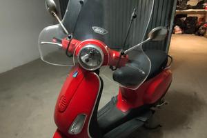 Vespa rossa 50 LX