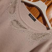 Tubino in maglia beige con strass e pizzo.