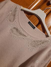 Tubino in maglia beige con strass e pizzo.