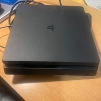 play 4, con un controller e due giochi