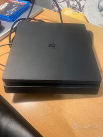 play 4, con un controller e due giochi