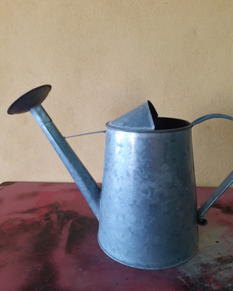 Innaffiatoio in latta